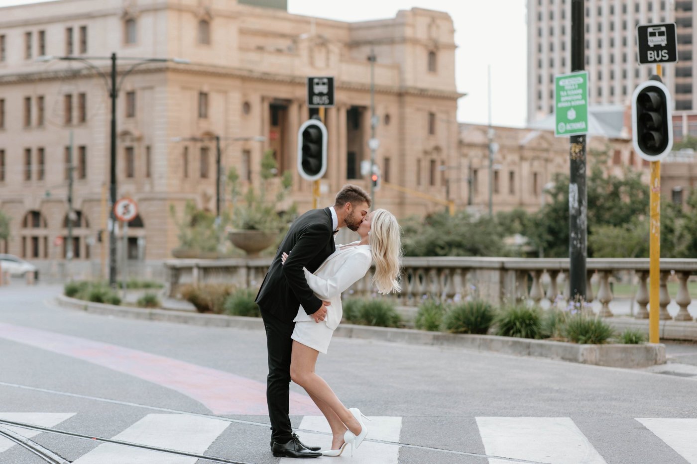 Dylan & Jodie se Vintage Sjiek Verlowing Fotosessie in Johannesburg Middestad